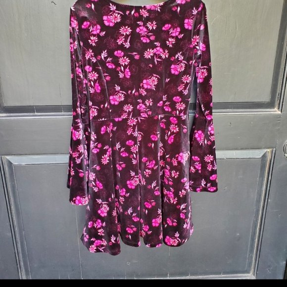 GIRLS VELVET BELL SLEEVE DRESS - Picture 2 of 5